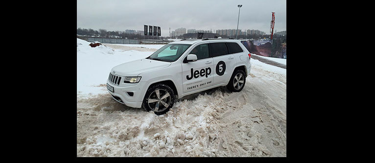 Участники Клуба «JEEP 4x4 Club» испытали свои автомобили на Jeep Territory в Крокус Сити